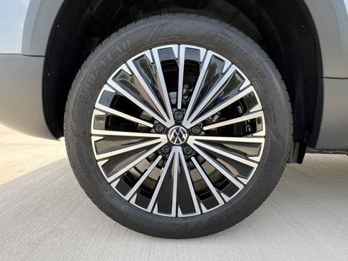 New 2025 Volkswagen Taos SE image 10