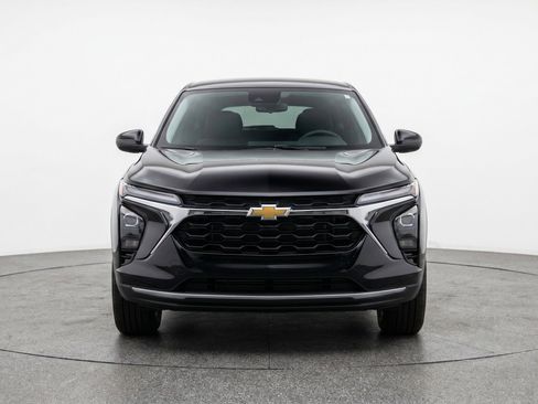 Used 2025 Chevrolet Trax LT FWD image 2