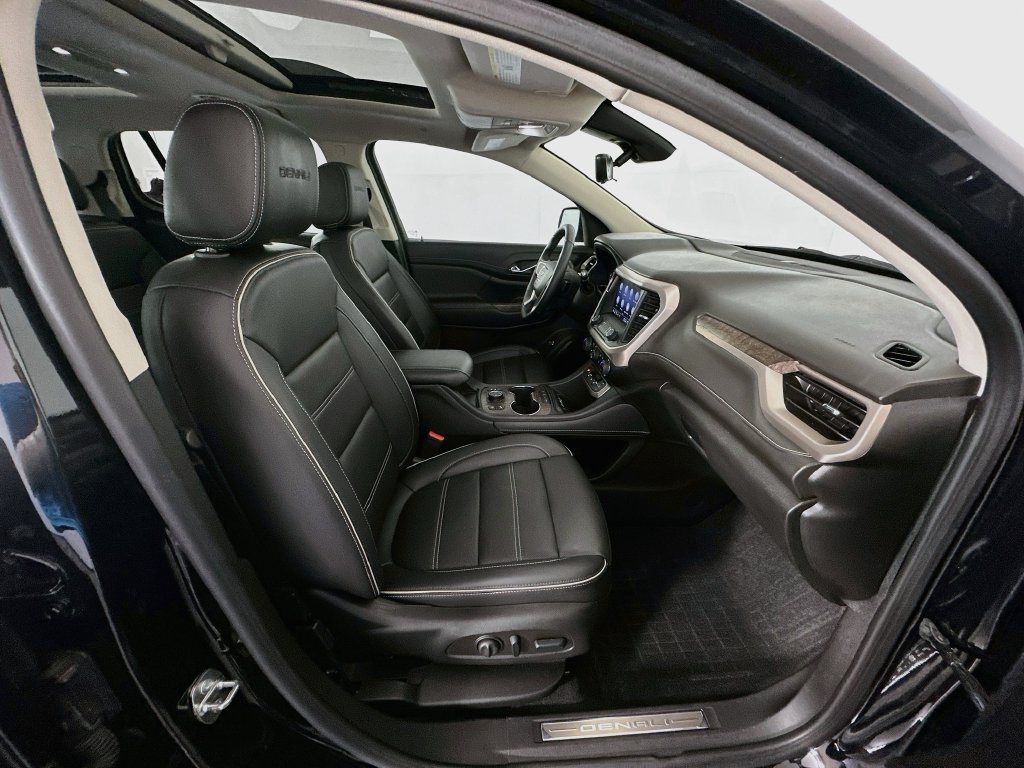 Used 2023 GMC Acadia Denali w/ Denali Ultimate Package FWD image 28