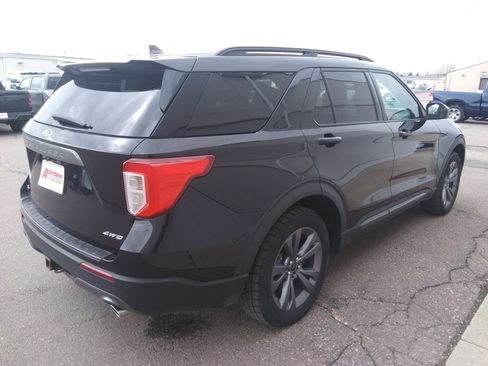 Used 2022 Ford Explorer XLT w/ XLT Sport Appearance Package AWD/4WD image 5