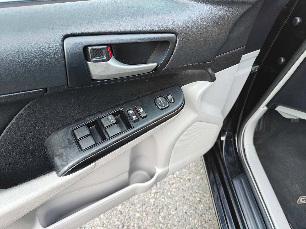 Used 2014 Toyota Camry LE FWD image 11
