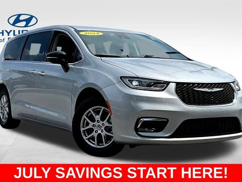 Used 2024 Chrysler Pacifica Touring-L FWD image 3