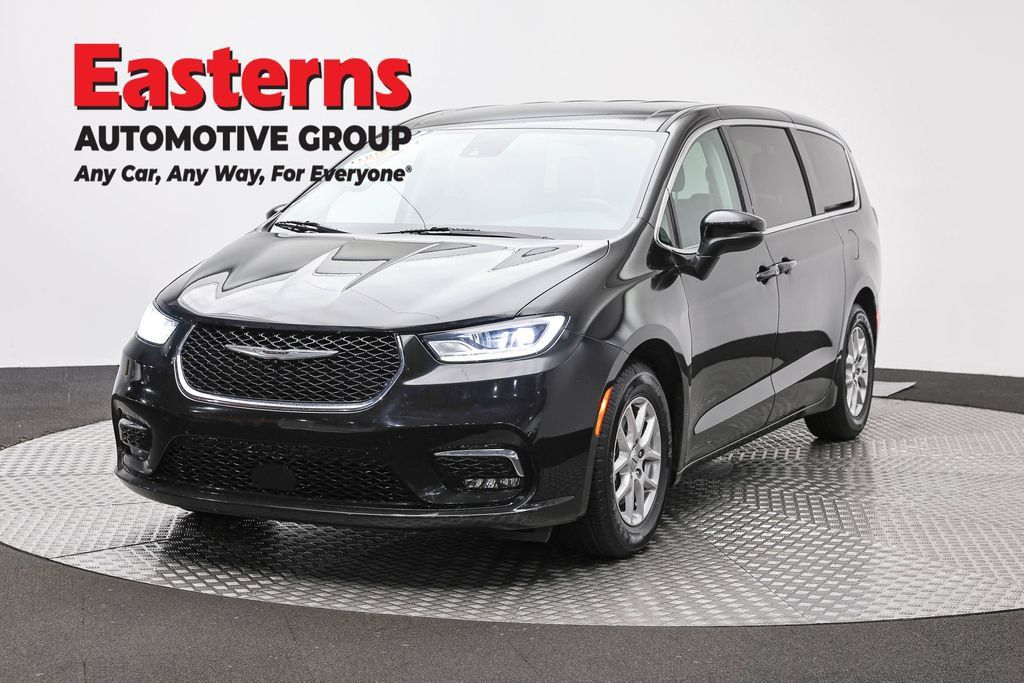 Used 2023 Chrysler Pacifica Touring-L FWD image 1