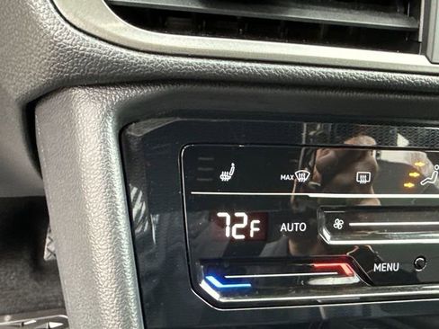 Certified 2025 Volkswagen Taos SE image 20