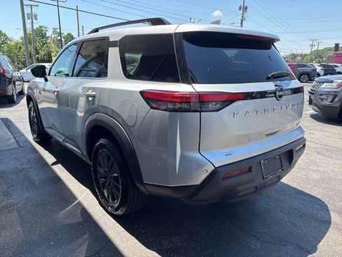 Used 2024 Nissan Pathfinder SV FWD image 5