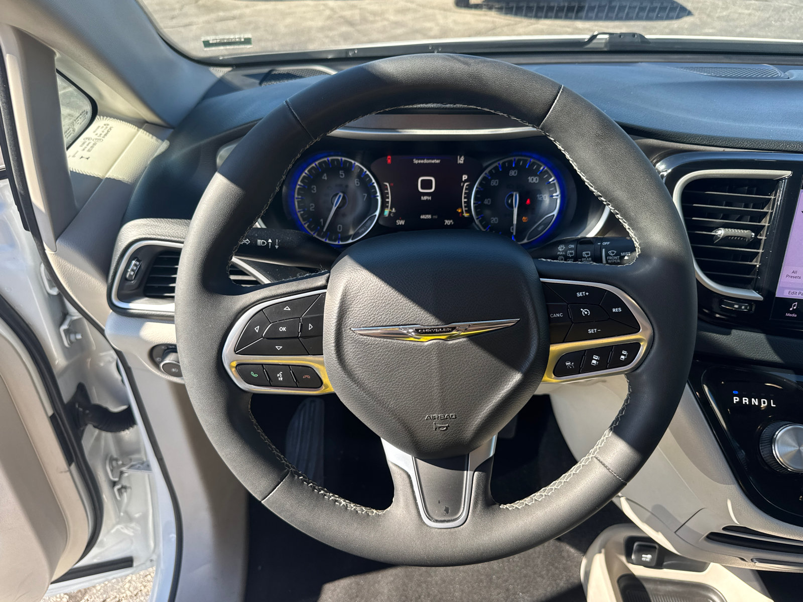Used 2023 Chrysler Pacifica Touring-L FWD image 13