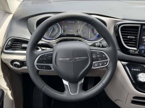 Used 2023 Chrysler Pacifica Touring-L FWD image 16