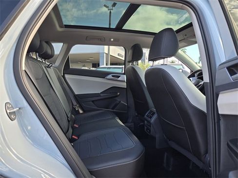 Used 2025 Volkswagen Taos SE w/ Panoramic Sunroof Package image 17