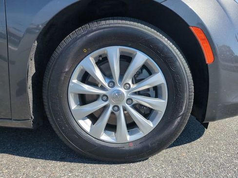 Used 2019 Chrysler Pacifica Touring-L FWD image 11
