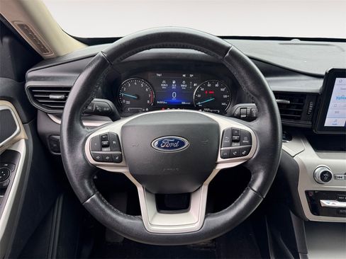 Used 2022 Ford Explorer XLT image 12