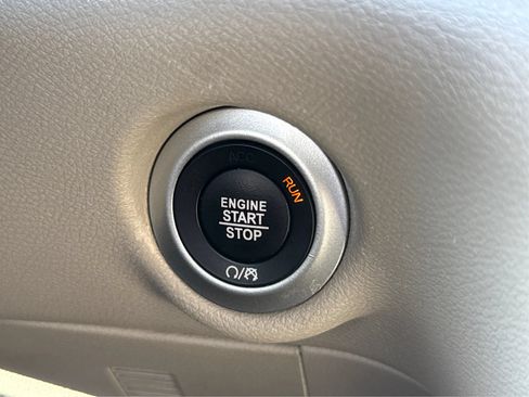 Used 2023 Chrysler Pacifica Touring-L FWD image 34