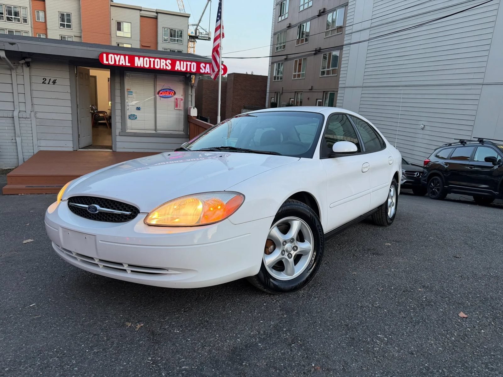 Used 2001 Ford Taurus SES FWD image 1