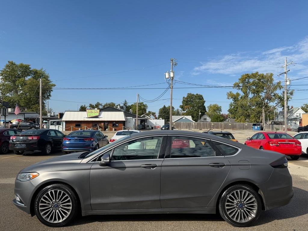 Used 2017 Ford Fusion SE w/ Fusion SE Technology Package FWD image 2