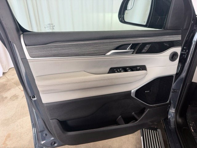Used 2024 Jeep Wagoneer Series III w/ Premium Group I AWD/4WD image 14