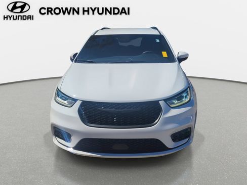 Used 2023 Chrysler Pacifica Touring-L w/ S Appearance Package image 2