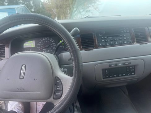Used 1998 Lincoln Town Car Executive image 21