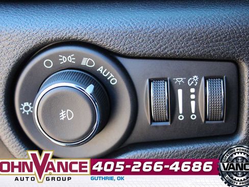 Used 2025 Chrysler Pacifica Limited image 37