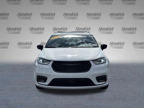 Used 2025 Chrysler Pacifica Limited image 5