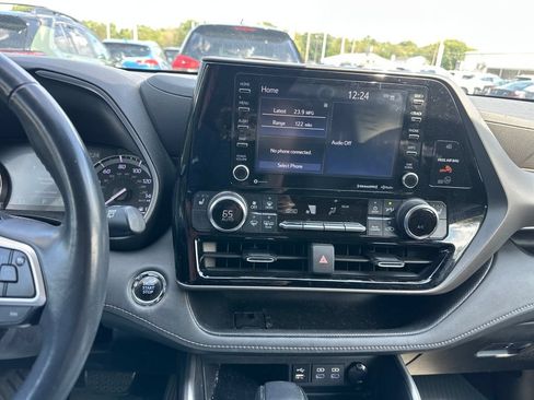 Used 2022 Toyota Highlander XLE AWD/4WD image 13