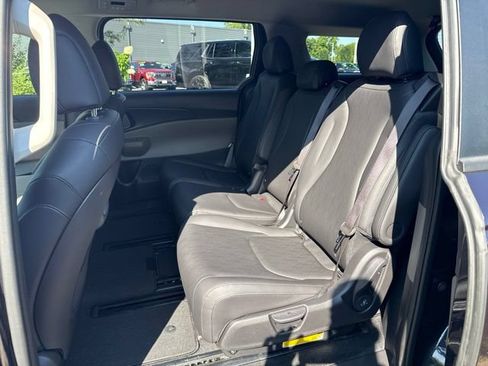 Used 2025 Kia Carnival FWD image 39