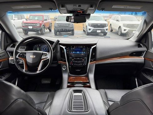 Used 2019 Cadillac Escalade Luxury image 26