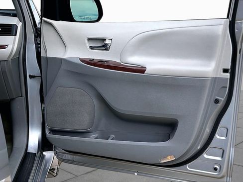 Used 2013 Toyota Sienna XLE FWD image 20