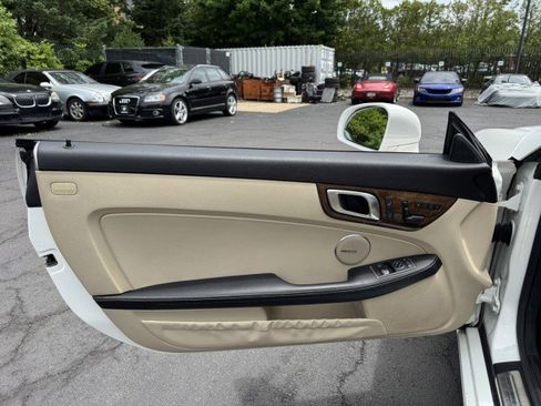 Used 2015 Mercedes-Benz SLK 250 image 18
