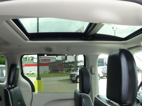 Used 2024 Chrysler Pacifica Limited AWD/4WD image 14