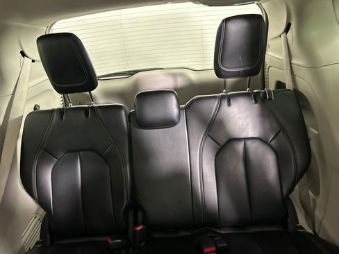 Used 2023 Chrysler Pacifica Touring-L FWD image 17