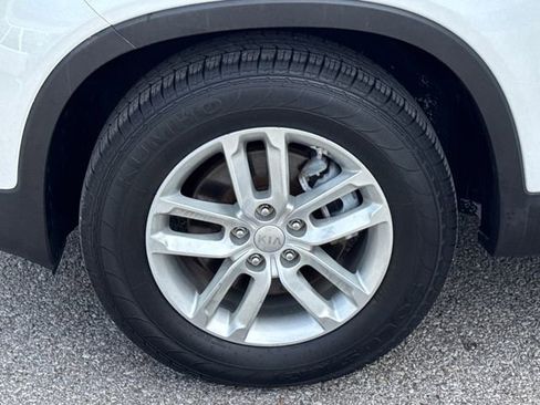 Used 2014 Kia Sorento LX image 19