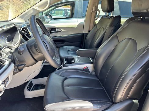Used 2023 Chrysler Pacifica Touring-L FWD image 24