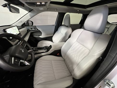 Used 2025 Mitsubishi Outlander SEL image 13