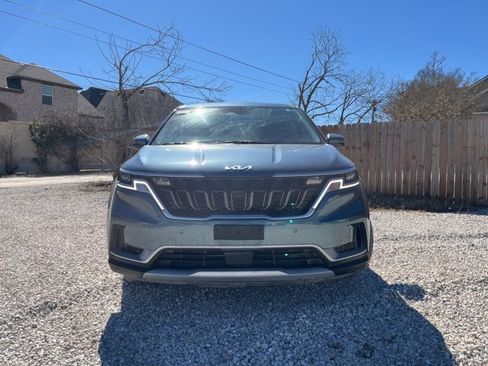 Used 2024 Kia Carnival EX image 2