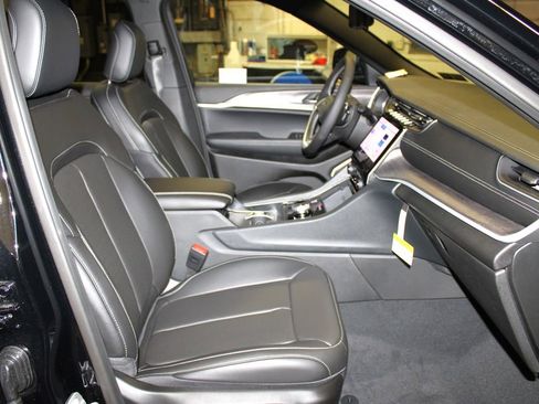 New 2025 Jeep Grand Cherokee Limited w/ Luxury Tech Group II image 34