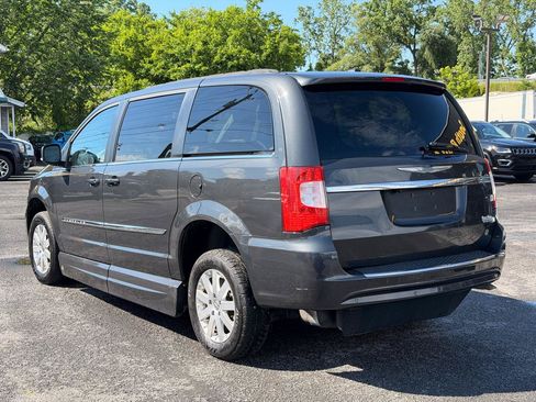Used 2012 Chrysler Town & Country Touring-L FWD image 8