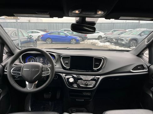 Used 2025 Chrysler Pacifica Select image 36