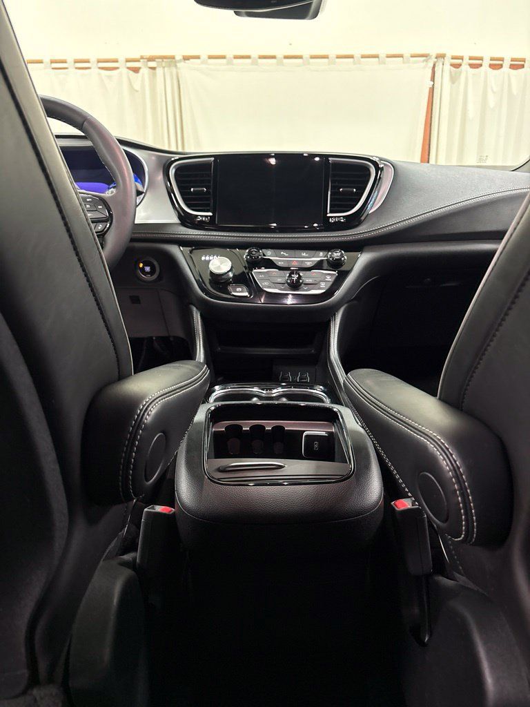 Used 2025 Chrysler Pacifica Limited FWD image 18