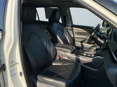 Used 2021 Toyota Highlander XLE AWD/4WD image 16