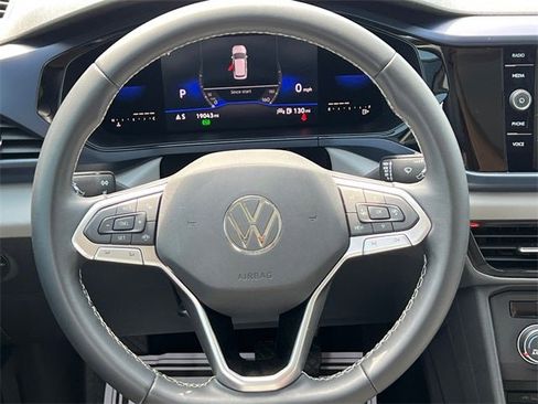 Used 2022 Volkswagen Taos SE w/ Panoramic Sunroof Package image 16