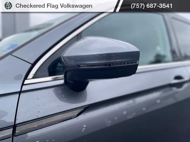 Used 2022 Volkswagen Tiguan SE w/ Panoramic Sunroof Package AWD/4WD image 2