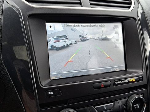 Used 2018 Ford Explorer XLT w/ Equipment Group 202A AWD/4WD image 19