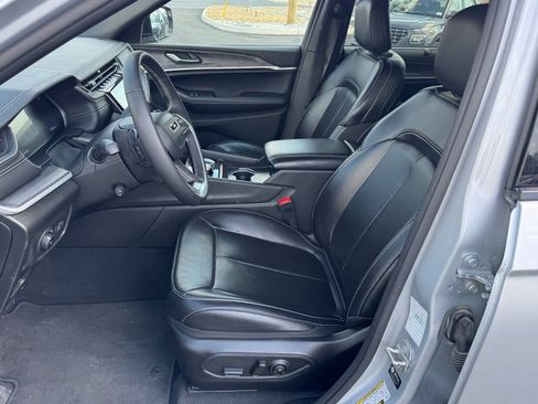 Used 2024 Jeep Grand Cherokee L Limited w/ Luxury Tech Group II image 5