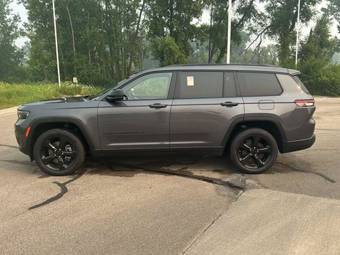 Used 2023 Jeep Grand Cherokee L Laredo AWD/4WD image 2