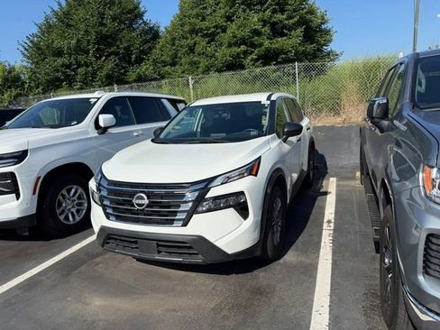 Used 2024 Nissan Rogue S AWD/4WD image 3