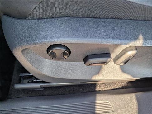 Used 2023 Volkswagen Tiguan SE image 28