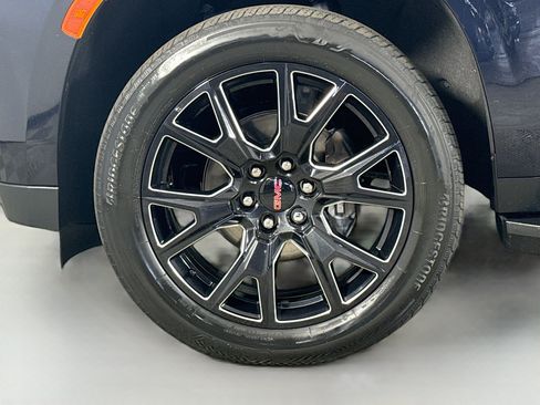 Used 2024 GMC Yukon SLT w/ SLT Luxury Package RWD image 38