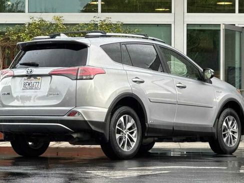 Used 2018 Toyota RAV4 LE Plus image 4