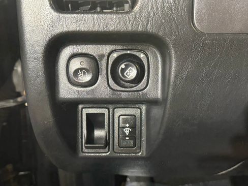 Used 2005 Ford Escape Limited image 10