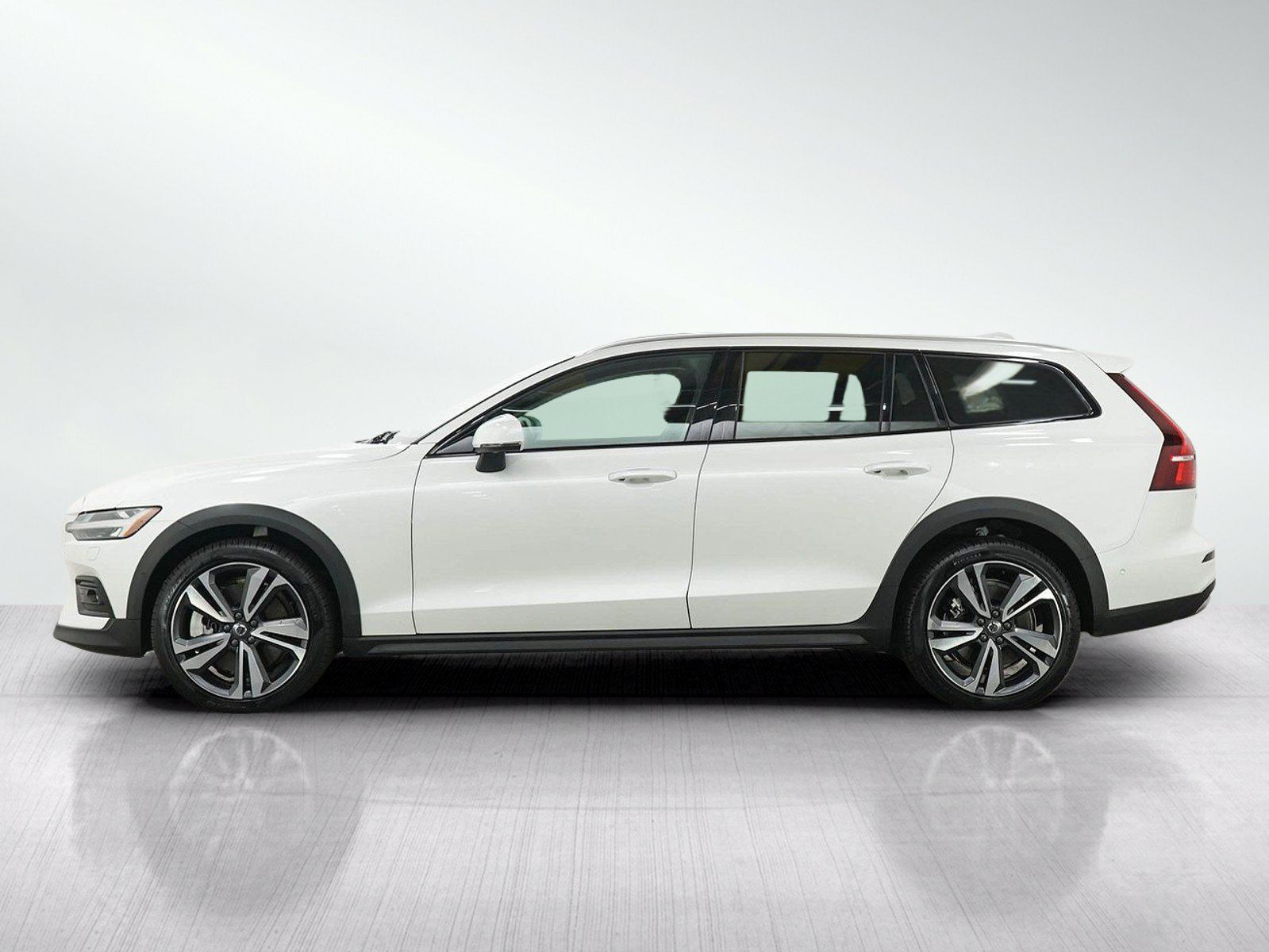 Used 2025 Volvo V60 B5 Cross Country Plus AWD/4WD image 2