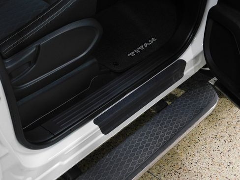 Used 2017 Nissan Titan SV image 91